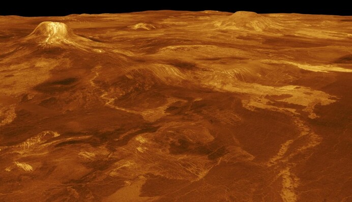 Ученые раскрыли секрет таинственных молний на Венере: фото