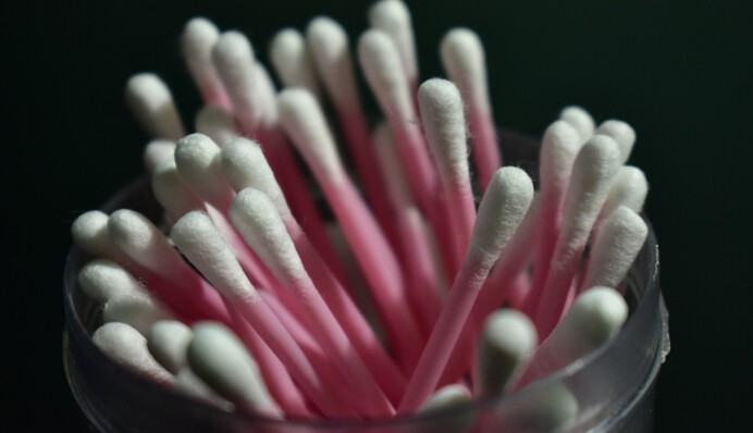 Чому лікарі не рекомендують чистити вуха ватними паличками: як це впливає на слух