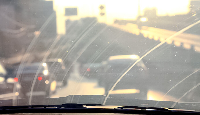 Зачем чистить лобовое стекло перед ночным выездом: полезные советы водителям