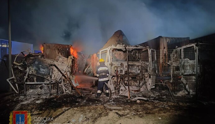 Россия запустила "шахеды" по Одесщине: есть прилет, сгорели десятки грузовиков, фото