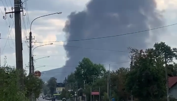 На Івано-Франківщині вибухнув нафтопровід: в небо піднявся дим, кадри
