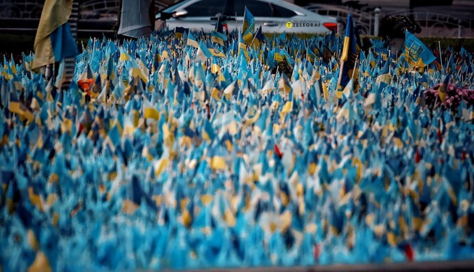 Україна схилила голови у хвилині мовчання: фото і відео з українських міст у День захисників і захисниць