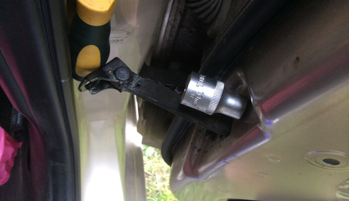 Решается за 5 минут: лайфхак по устранению скрипа двери авто