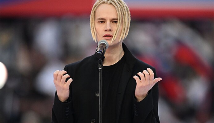 В Турции на популярном курорте устроили на сцене танцы под песню певца-путиниста: видео