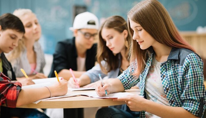 Платити за навчання будуть менше: що змінять в Україні для студентів-контрактників