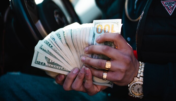 Дракон несет процветание: пять знаков Зодиака разбогатеют в 2024 году