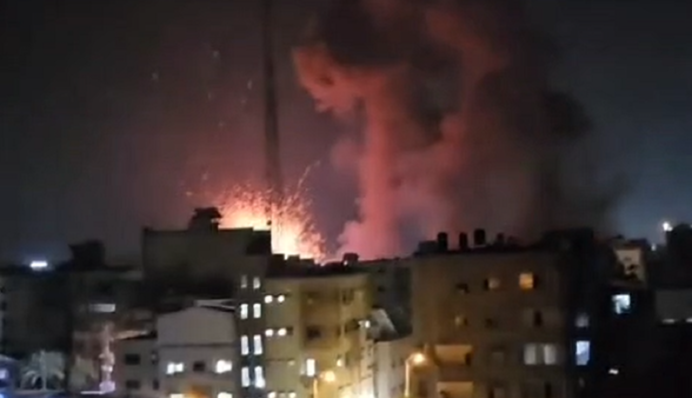 Одна з цілей - будівля МВС: кадри нічних ударів ізраїльської армії по Газі
