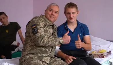 З подарунками від захисників: Наєв відвідав в лікарні хлопчика, пораненого росіянами, відео