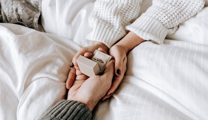 У них скоро будет семья: знаки Зодиака, которые могут обручиться этой осенью