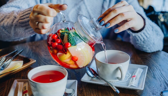Почему нельзя оставлять ложку в чашке с чаем: полезные советы