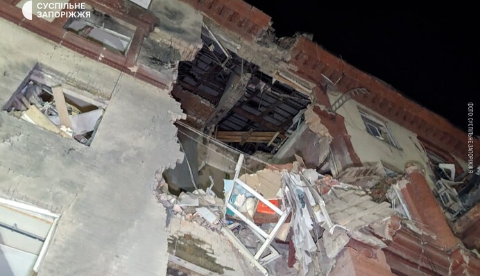 Росіяни вдарили по житловому будинку в Запоріжжі: є загиблі і поранені, фото