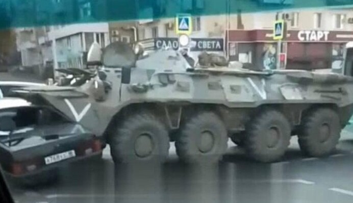 Повна безкарність: БТР росіян переїхав авто з цивільними в Луганську, відео