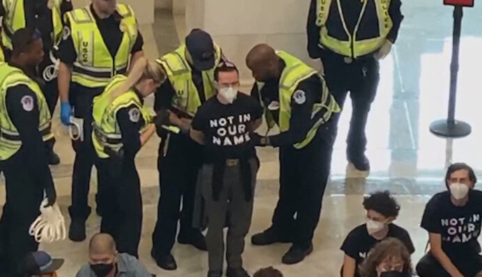 В США в Капитолий прорвались пропалестинские демонстранты: видео