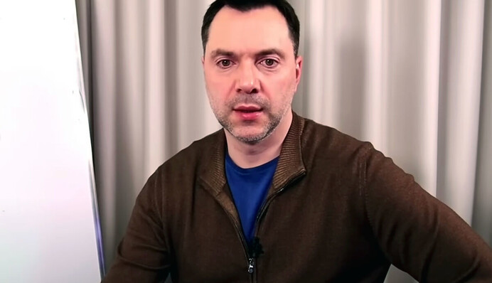 Все остаемся, все воюем: Арестович рассказал, почему ОПУ в феврале ограничил выезд мужчин