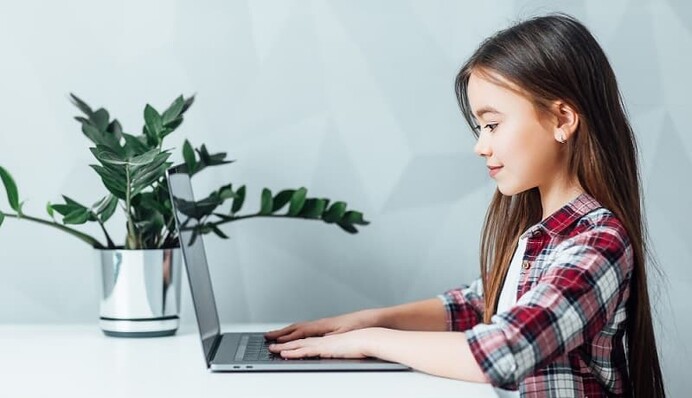 Українські школярі можуть безкоштовно отримати ноутбуки і планшети: хто в пріорітеті і куди звертатися