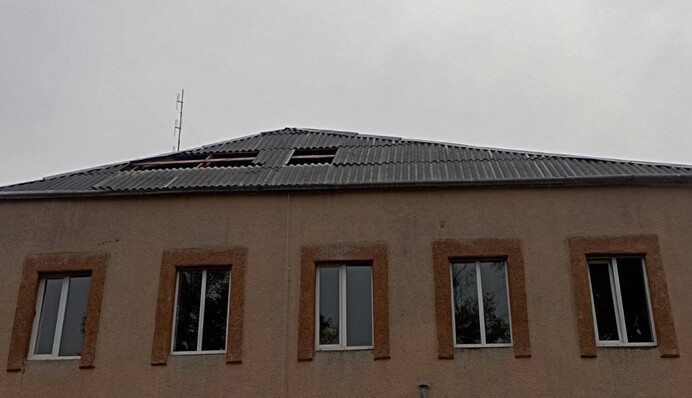 Винесло вікна з дверима і обвалилась стеля: з’явилися кадри наслідків атаки "шахедів" по Славуті та Нетішину