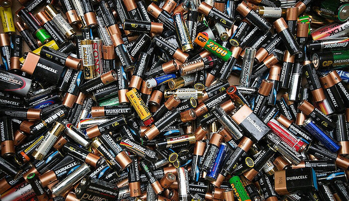 Не выбрасывайте их: лайфхак с использованием пальчиковых батареек для владельцев смартфонов