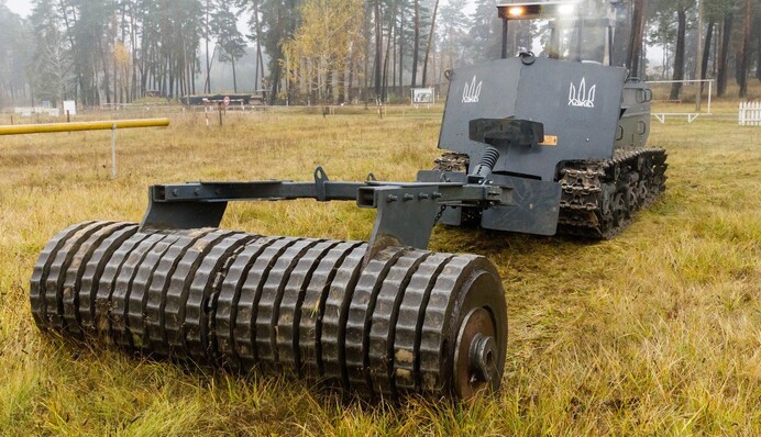 Простой в обслуживании и использовании: на Харьковщине презентовали новый автомобиль для разминирования, кадры