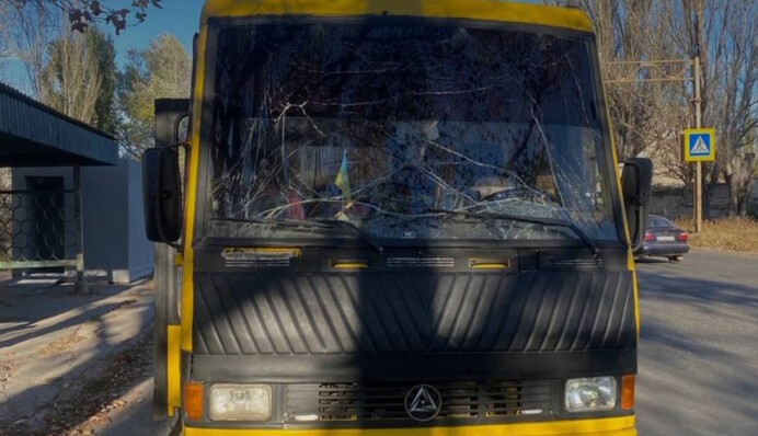 Россияне обстреляли автобус с пассажирами в Херсоне: фото и подробности о пострадавших