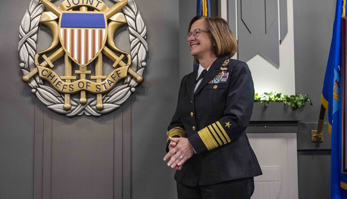 Адмірал з великим досвідом: що відомо про жінку, яка вперше очолила ВМС США