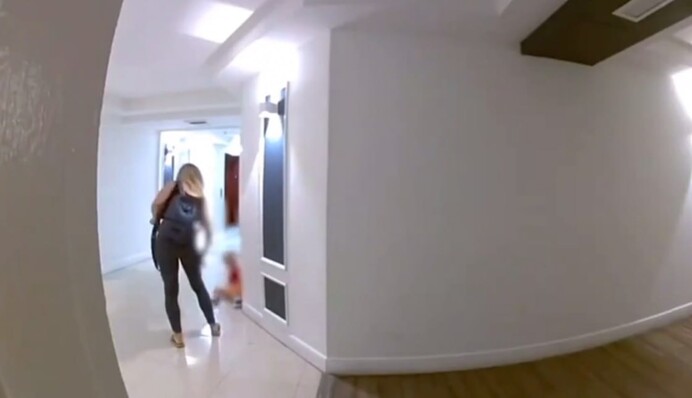 Кинула на пол и била ногами: в США арестовали украинку за издевательства над сыном, видео