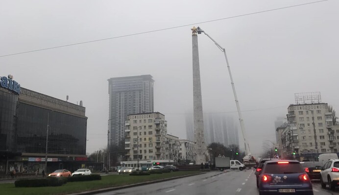 В Киеве начали демонтаж трехметровой звезды с советского обелиска: фото и видео