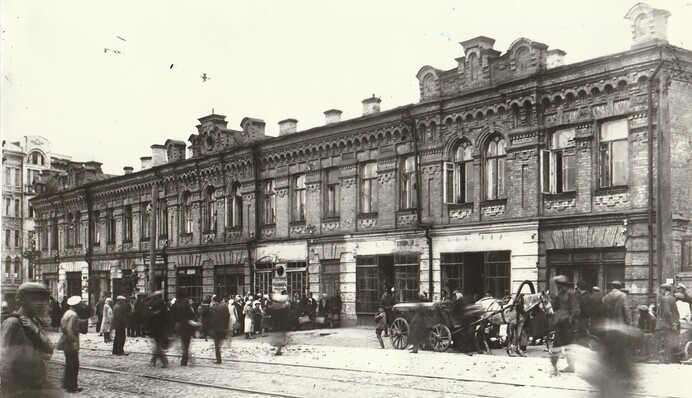Неможливо впізнати: цікаві історичні фото Львівської площі в Києві