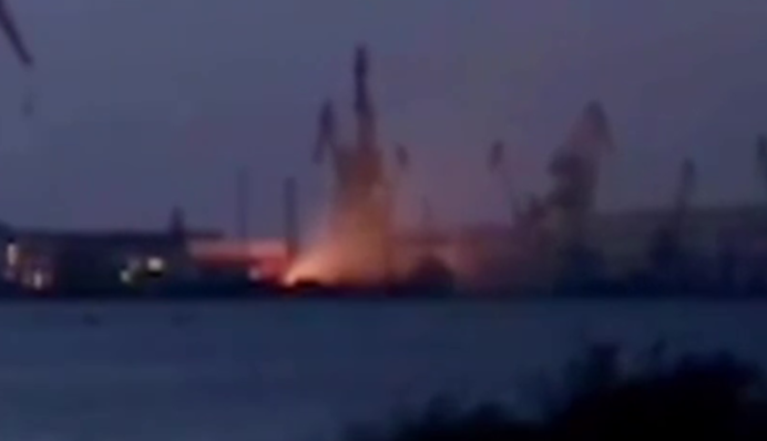 Вслед за "Москвой": подтверждено повреждение в Керчи российского судна