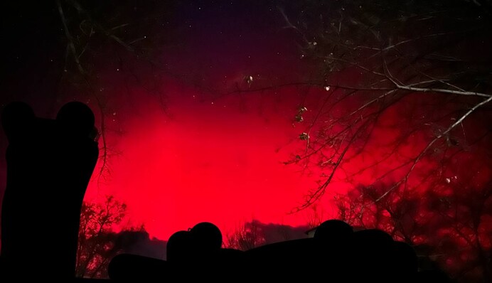 Кара Божа? Над Україною небо стало яскраво рожевим, фото