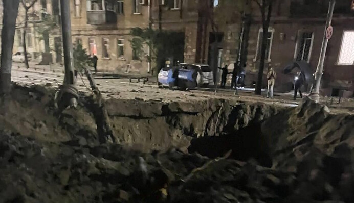 Росіяни знову обстріляли Одесу: з'явилися кадри величезної вирви у центрі