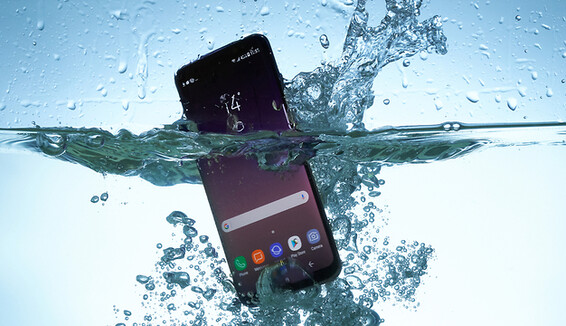 Что делать, если смартфон упал в воду: 11 полезных советов