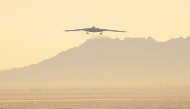 Здатен нести ядерні заряди: в США вперше показали новий стелс-літак, кадри