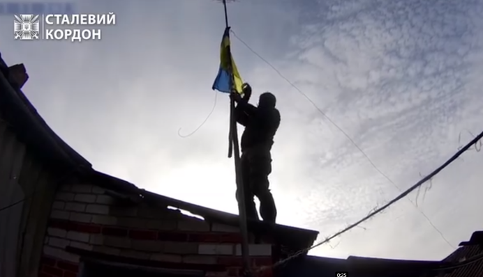 В селе на Харьковщине подняли флаг Украины: видео из "серой" зоны