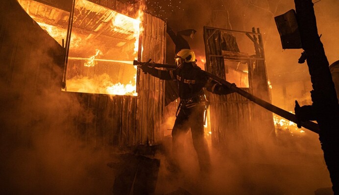 У Києві загасили пожежу на складі: є постраждалі, фото