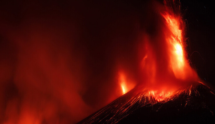 На Сицилії сталося виверження вулкану Етна: вражаючі кадри стихії