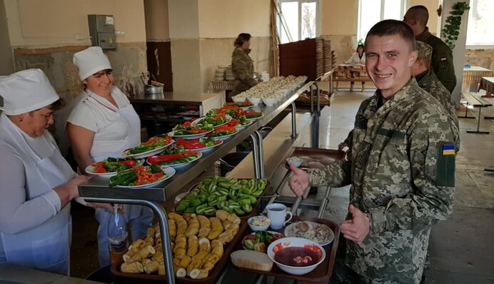В Україні шукають кухаря на 125 тисяч: додатково доплачуватимуть по 3300 в день