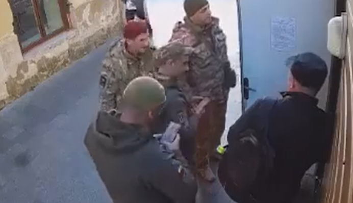 Во Львове работники ТЦК силой забрали парковщика с работы: видео и все подробности