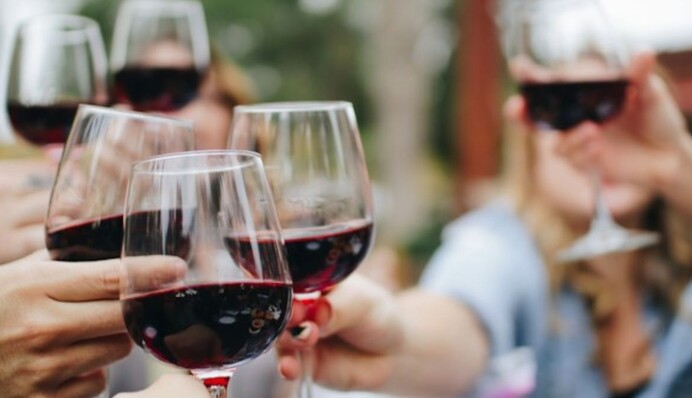 Чи правда алкоголь в невеликих дозах корисний: дієтолог дала відповідь