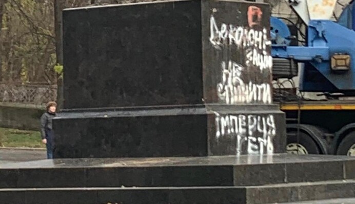 Історичні кадри: в Києві знесли пам’ятник Пушкіну, відео