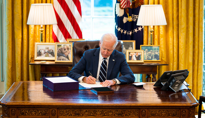 Без помощи Украине: Байден подписал закон о временном бюджете