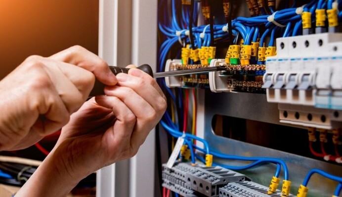 В Украине электрикам готовы платить до 40 тысяч: опыт работы имеет значение