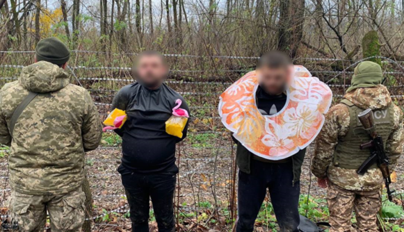 Дитячий надувний круг і нарукавники з фламінго: на кордоні з Румунією упіймали горе-ухилянтів, фото