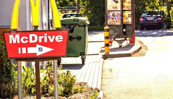 В шаге от трагедии: в Полтаве произошло эпическое сражение за место в McDonald's, видео