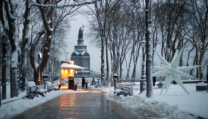 Київ засипало першим снігом: водіїв попередили про складну ситуацію на дорогах, фото