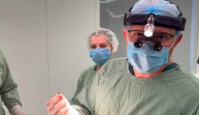 Українські лікарі дістали з серця дитини уламок російської міни: відео з операційної