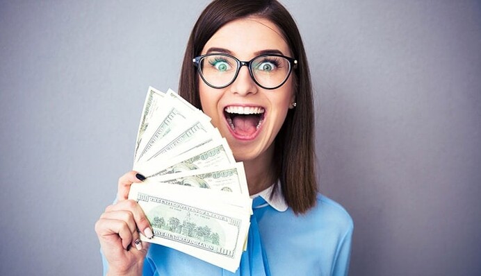 Готовы взять студента или пенсионера: в Украине продавцу предлагают до 70 тысяч