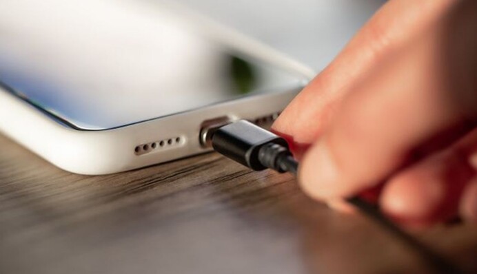 Возможны плохие последствия: в каких ситуациях нельзя заряжать смартфон
