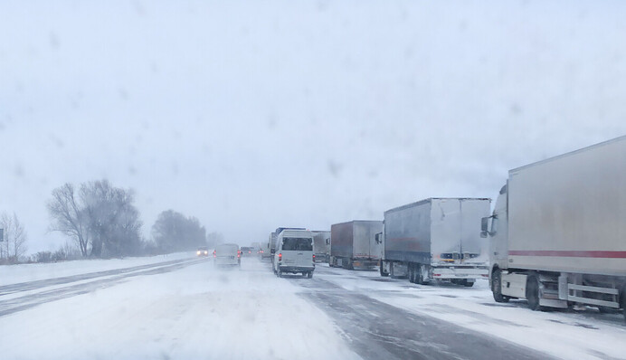 На Одещині сніговий Армагеддон: на трасах зупинено рух транспорту, відео