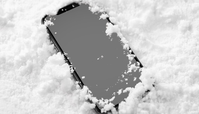 Що робити, якщо телефон впав у сніг: лайфхак на всі випадки життя