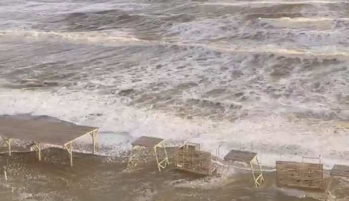 В Крыму шторм размыл 